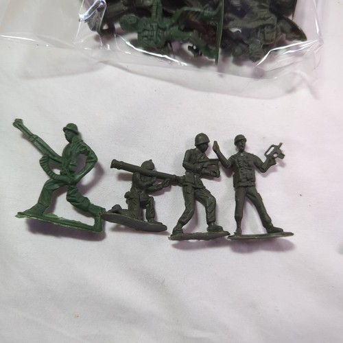 Vintage Mixed Lot of Toy Army Soldiers Men Plastic Greenbrier Blue Green Armies - Picture 13 of 13