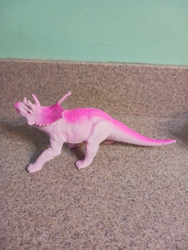 Figura de plástico dinosaurio Triceratops rosa modelo de juguete de aproximadamente 9" coleccionable - Imagen 2 de 3