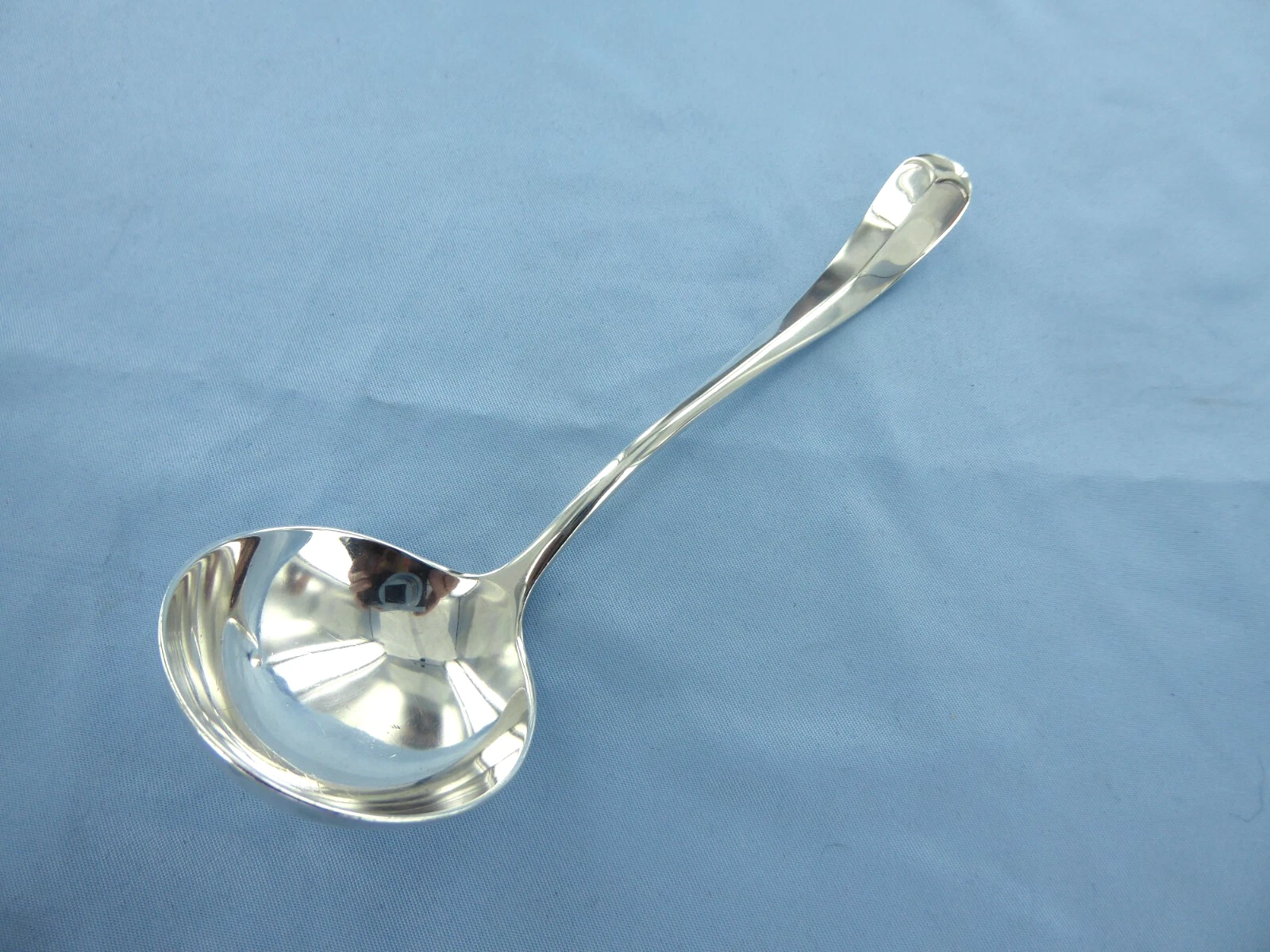 A VINTAGE STERLING SILVER OLD ENGLISH. RAT TAIL SAUCE LADLE. SHEFFIELD 1940.