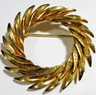 Vtg geometric big large textured gold tone mtl WREATH Brooch Pin Costume Jewelry