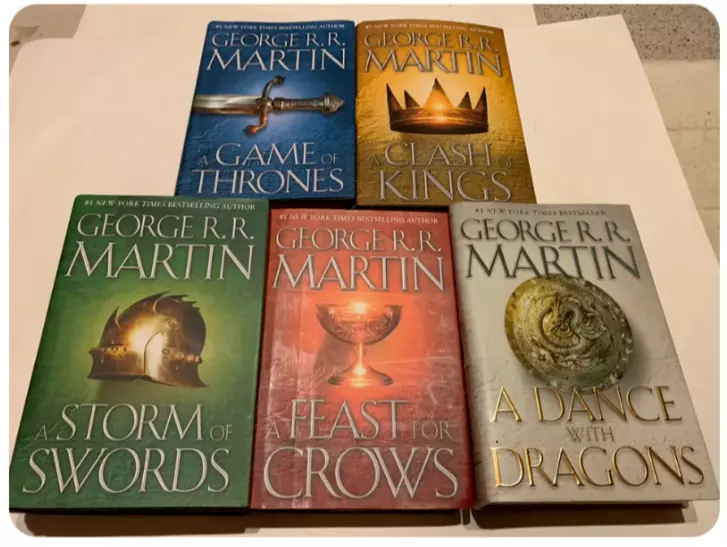 George R. R. Martin's A Game of Thrones 5-Book Boxed Set (Song of Ice and  Fire Series): A Game of Thrones, A Clash of Kings, A Storm of Swords, A