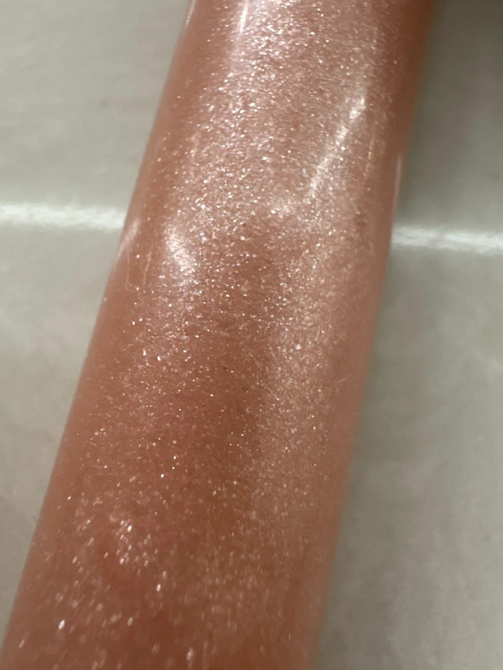 Base mate y brillo de labios La Colors recién besado Foto 3 de 4