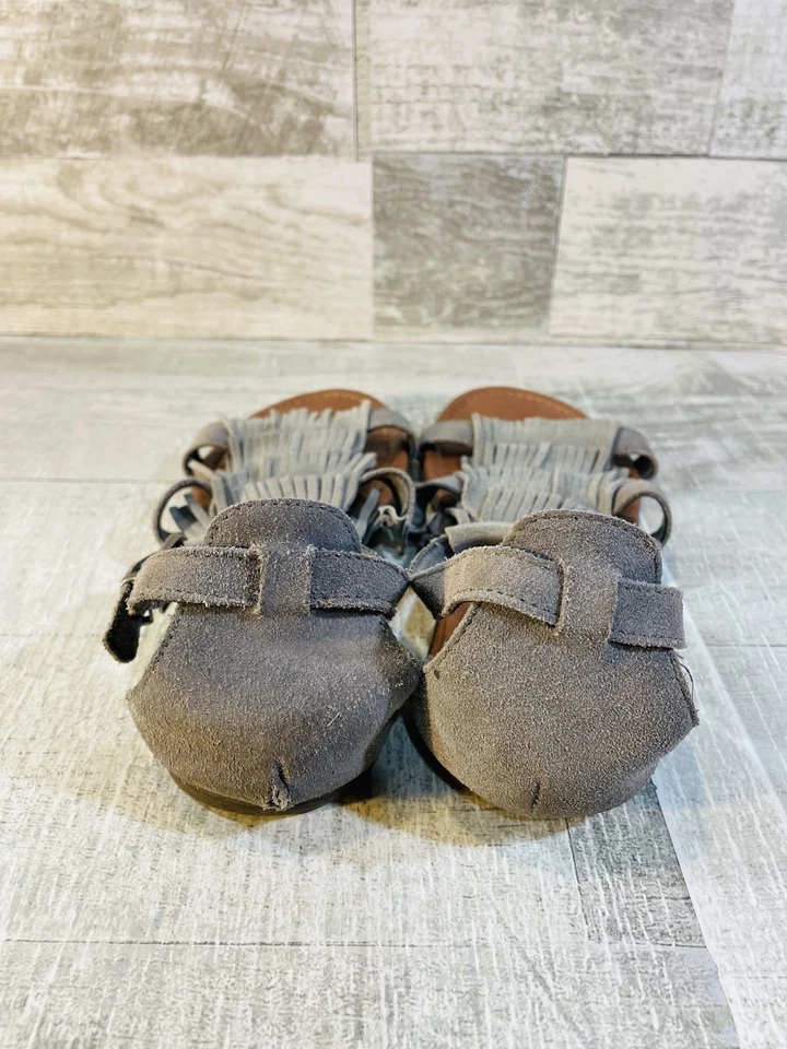Sandalias para mujer Minnetonka talla 7 grises Maui boho flecos planos correa con hebilla Foto 4 de 4