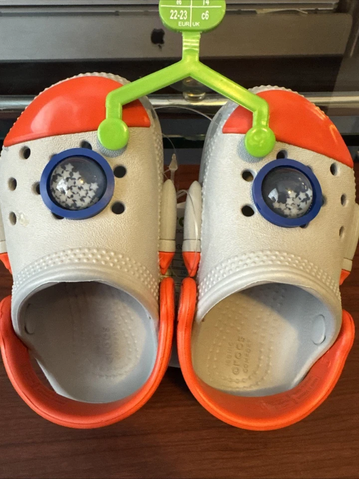 ZUECO CROCS CLÁSICO ROCKETSHIP PARA NIÑOS PEQUEÑOS (210359-1NM) Foto 2 de 4