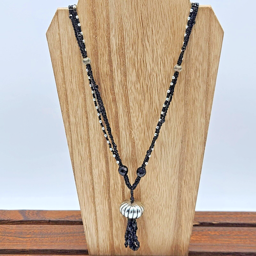 Collar de borla con cuentas de semillas negras y plata en capas, 26" - Imagen 2 de 12
