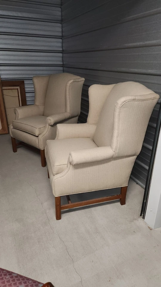 Par de sillas modernas vintage de mediados de siglo con respaldo de ala blanco roto, años 60 Foto 2 de 4