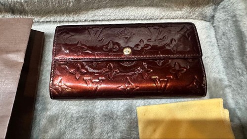 Louis Vuitton Monogram Vernis Portefeuille Sarah Wallet Amarante M93524 W/Box Ge