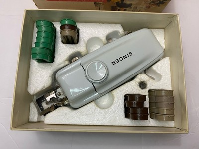 Singer Professional Automatic Buttonholing with Touch and Sew Zig Zag 161829 CIB