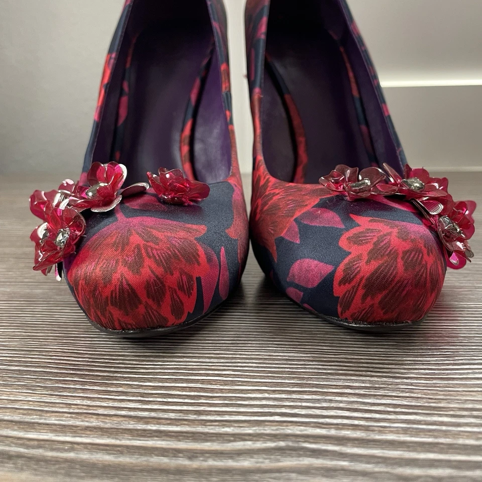 Usado en Excelente Condición Tory Burch "Elmira" Azul Marino 3D Floral Cuña Estampado Mate Satinado, 7M, Precio de venta sugerido por el fabricante $425 Foto 4 de 4