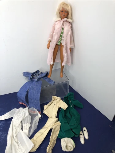 11.5” Vintage Kenner 1974 Dusty Fashion Doll All Original W/ Extra Outfits #o