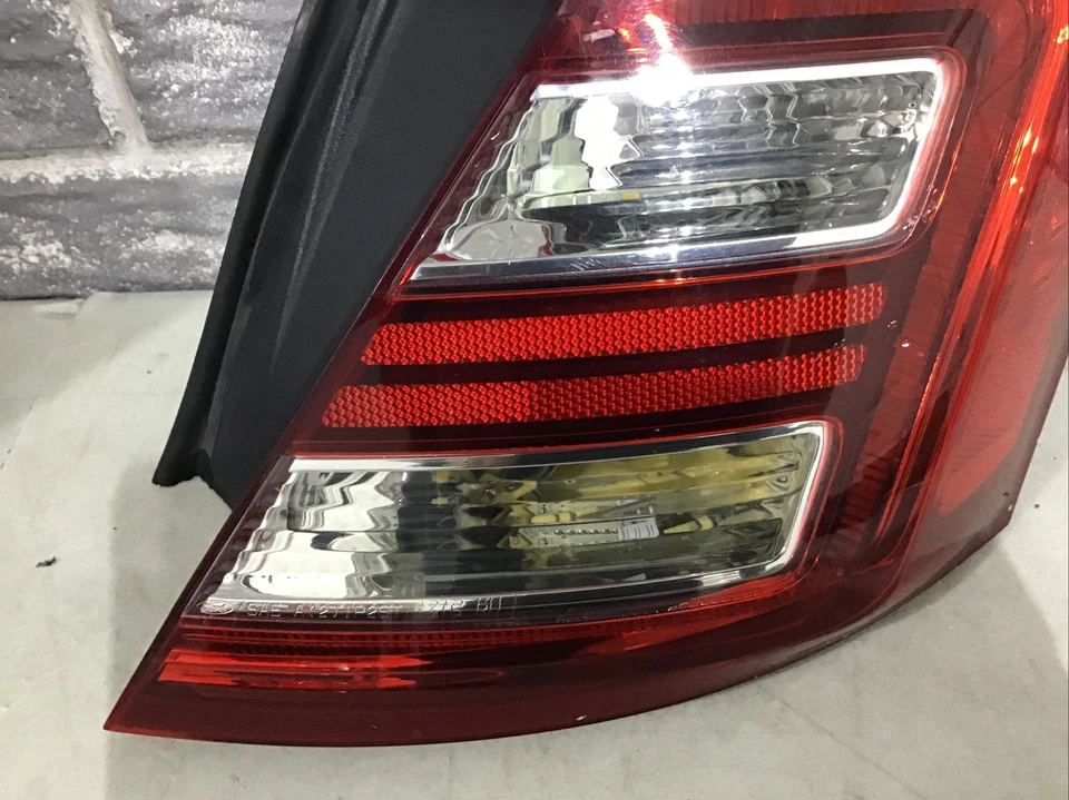 Luz trasera LED derecha Ford Taurus 2013-2018 (lado del pasajero) OEM, completa. Foto 3 de 4