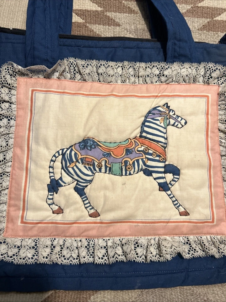 Cartera de Colección Hecha a Mano Abuela Edredón Acolchado Bolso de Mano Carrusel Caballo Cordones Azul Años 80’s Foto 2 de 4