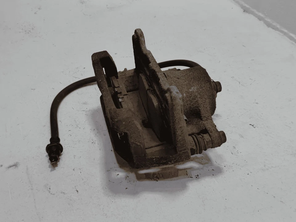 Pinza de freno de disco delantera izquierda lado del conductor Toyota RAV4 2019-2025 FABRICANTE DE EQUIPOS ORIGINALES Foto 2 de 4