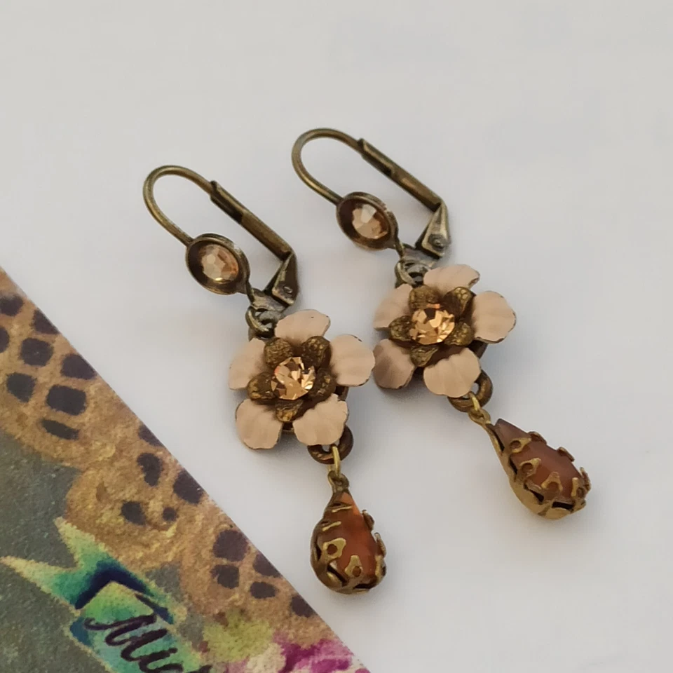 Pendientes Michal Negrin Largos Beige Esmalte Flor Marrón Claro Cristales Románticos Foto 4 de 4