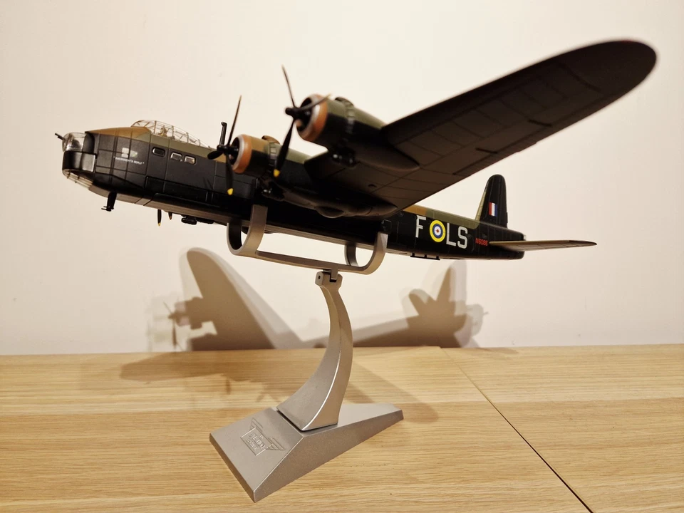 Corgi Aviation AA39501 1:72 Short Stirling 'MacRoberts Reply' 15 Sqn RAF Wyton - Image 4 of 4