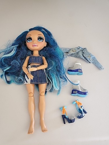 MGA Rainbow High Skyler Bradshaw Modepuppe - blau etwas Zubehör