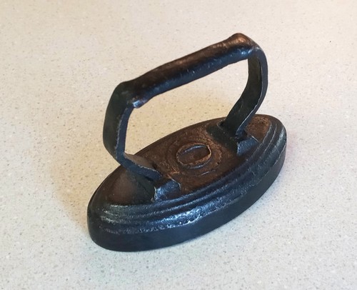 Antique Miniature Cast Iron Salesman sample Sad Iron 3 1/4" - marked "0"