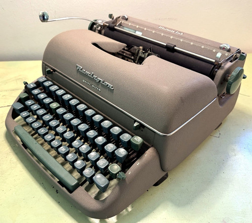 1958 Remington Quiet-Riter Typewriter w/Miracle Tab • Serviced USA-Mad