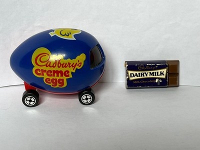 Vintage Cadbury's Creme Ei Auto und Milch Milch Schokolade Riegel Pin Anstecker