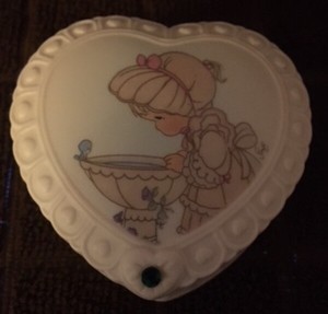 Vintage-Avon-1997-Enesco-Precious-Moments-Covered-Trinket-Box-May-Emerald-Heart