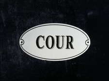 Plaque émaillée " COUR " la plaque est bombée  Dimensions 16x8,5 cm