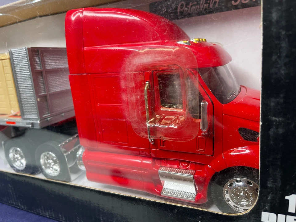 New Ray Longhauler Peterbilt 387 Flatbed Semi hauling Crates 1:32 NIB - Image 2 of 4