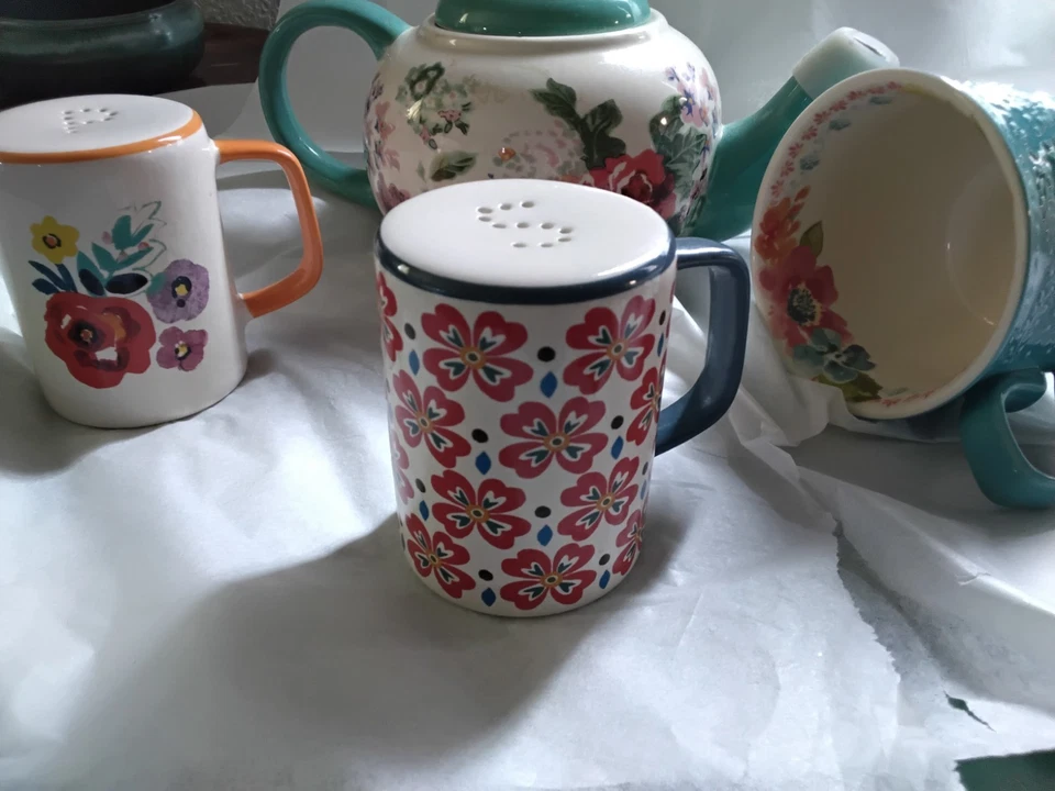 The Pioneer Women Country Garden Floral Teapot, Coffee Cup, Salt/ Peppe Shaker - Imagem 3 de 4