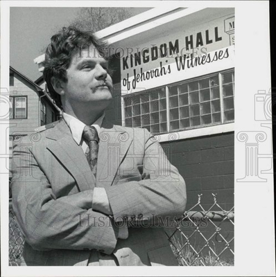 #ad 1982 Press Photo Joel Stanley in front of Kingdom Hall of Jehovah#x27;s Witnesses. $24.99