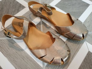 kork ease gold sandals