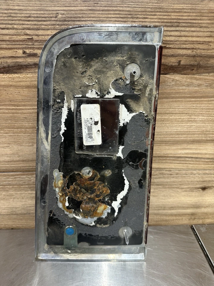 2006-2008 Lincoln Mark LT OEM Tailgate Reflectors Tail light Trim LH LEFT - Image 2 of 4