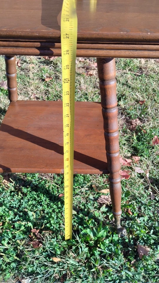 Antigua lámpara de salón victoriana mesa con estante patas torneadas y patas de garra de bola de vidrio Foto 3 de 4