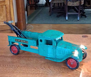 NICE STEELCRAFT PRESSED STEEL TOY TOW TRUCK WITH ELECTRIC LIGHTS 1930'S