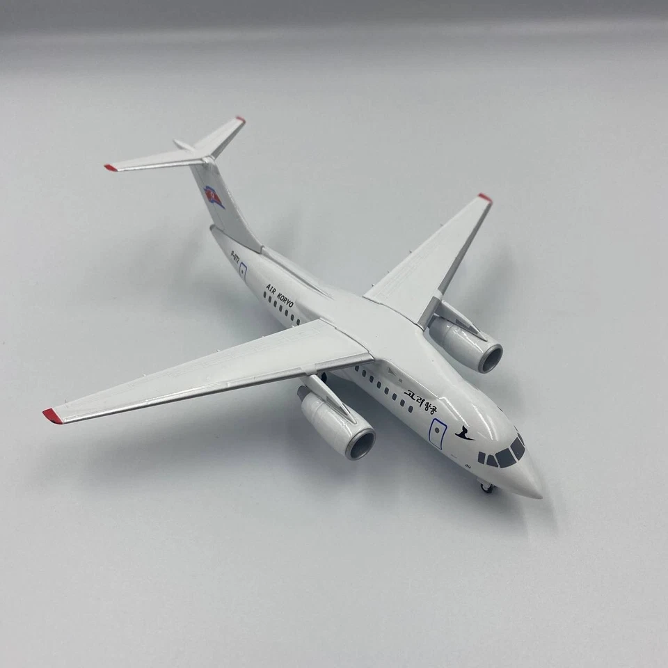 Antonov 148-100B An-148 Air Koryo Reg: P-672 (primera librea) escala 1/200 Foto 3 de 4