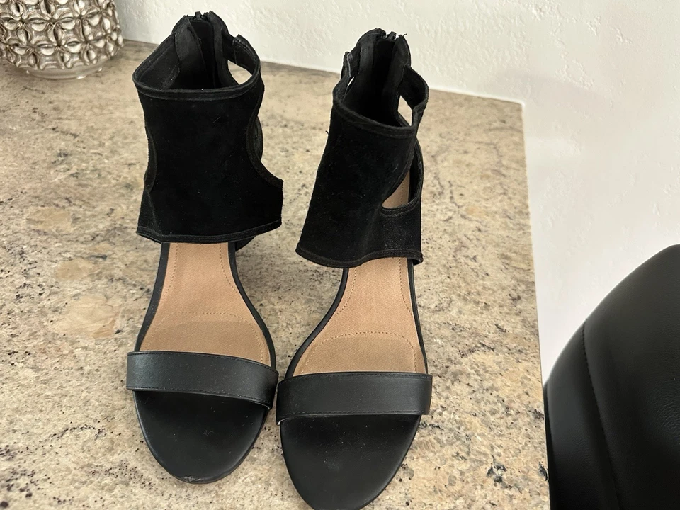 Elegantes sandalias Tahari de gamuza negras con tacón de aguja, talla 41, nuevas sin etiquetas Foto 4 de 4