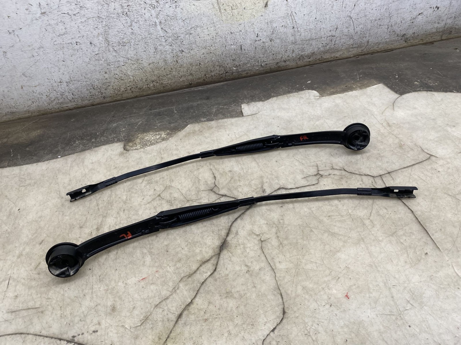 2020-2024 ASTON MARTIN DBX OEM LEFT & RIGHT FRONT WINDSHIELD WIPER ARMS