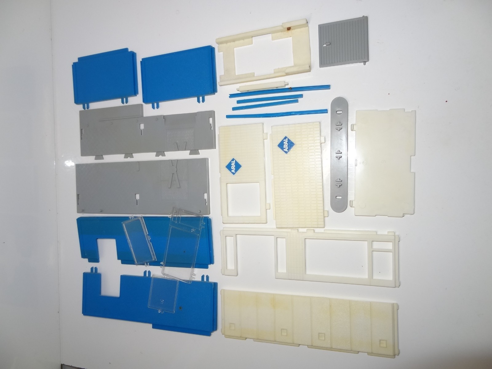 Siku V307 / 2232 HENSCHEL VOLVO LOW LOADER WITH ARAL GARAGE -  (412)