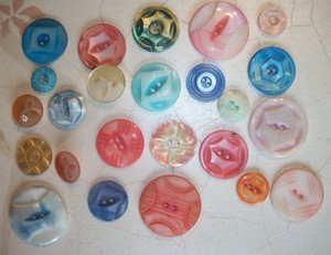 21 VINTAGE CARVED AND  DYED MOTHER OF PEARL BUTTONS ~ DARKER COLORS