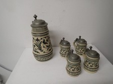 Grande boccale birra antico + 4 boccali più piccoli riccamente decorati con coperchio in peltro 1900 circa