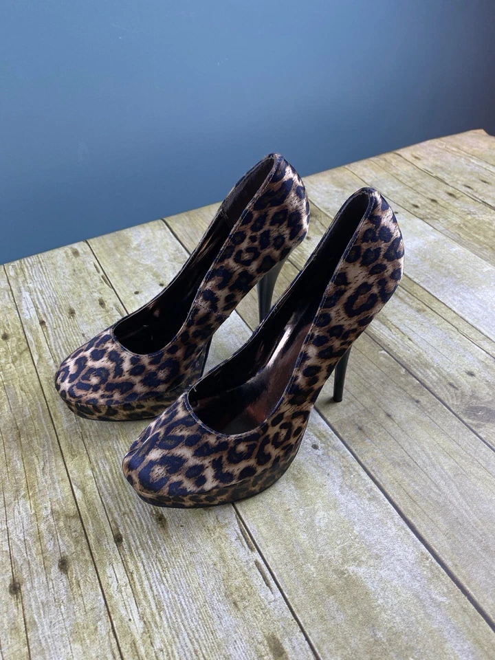 Women’s Size 8.5 Platform Stiletto 5.5” High Heel Leopard Print Pumps READ - Image 2 of 4