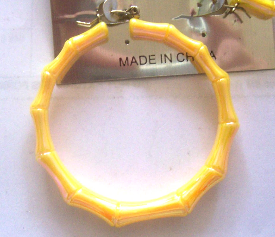 Pendientes de aro grandes de bambú Lucita amarillo nacarado 2 1/2" Foto 3 de 3