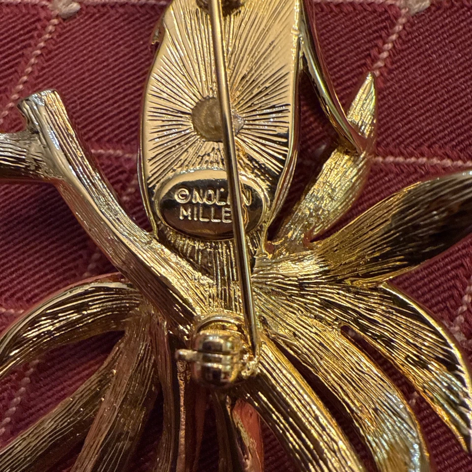 Broche prendedor colección glamour colibrí dorado esmalte diamantes de imitación Nolan Miller  Foto 3 de 4