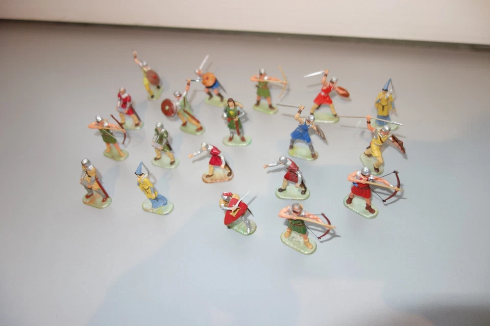 Elastolin 4 cm-19 Figuren mit Perlmutsockel"Vitrinenstücke" - Bild 4 von 4