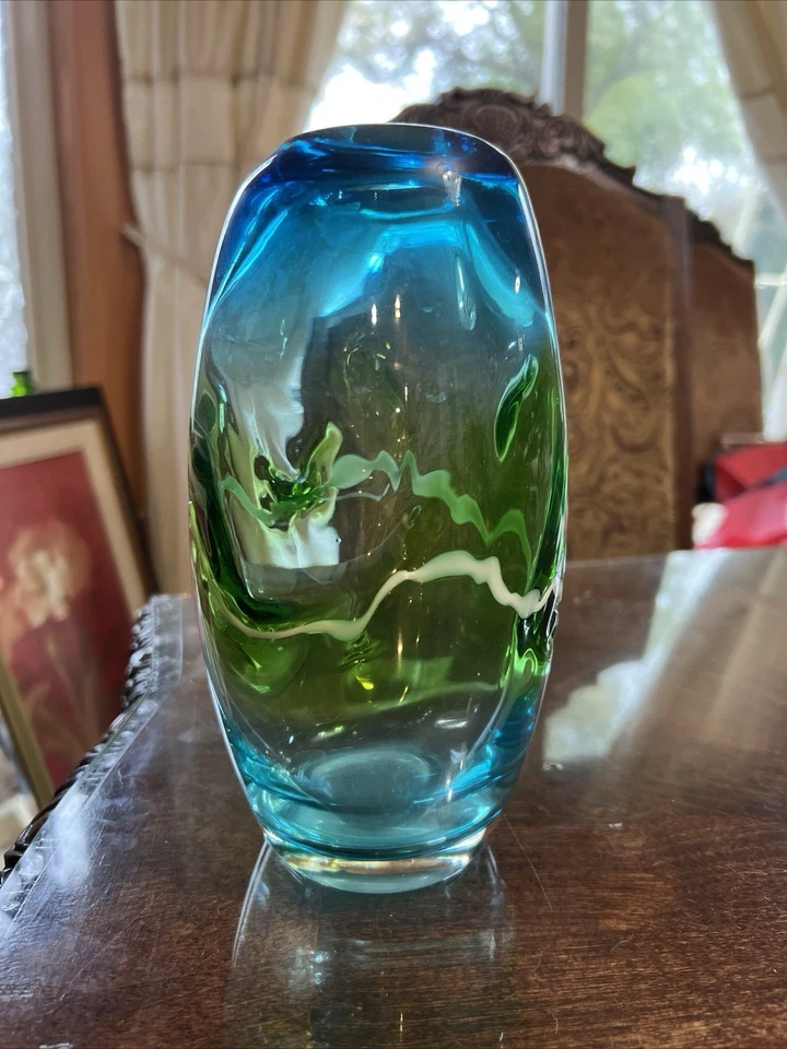 Jarrón moderno soplado a mano de vidrio azul verde azulado colorido divots Foto 3 de 4