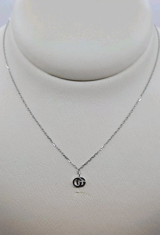  Collar Gucci, colgante Running GG, oro blanco de 18k, 16 pulgadas  Foto 2 de 4