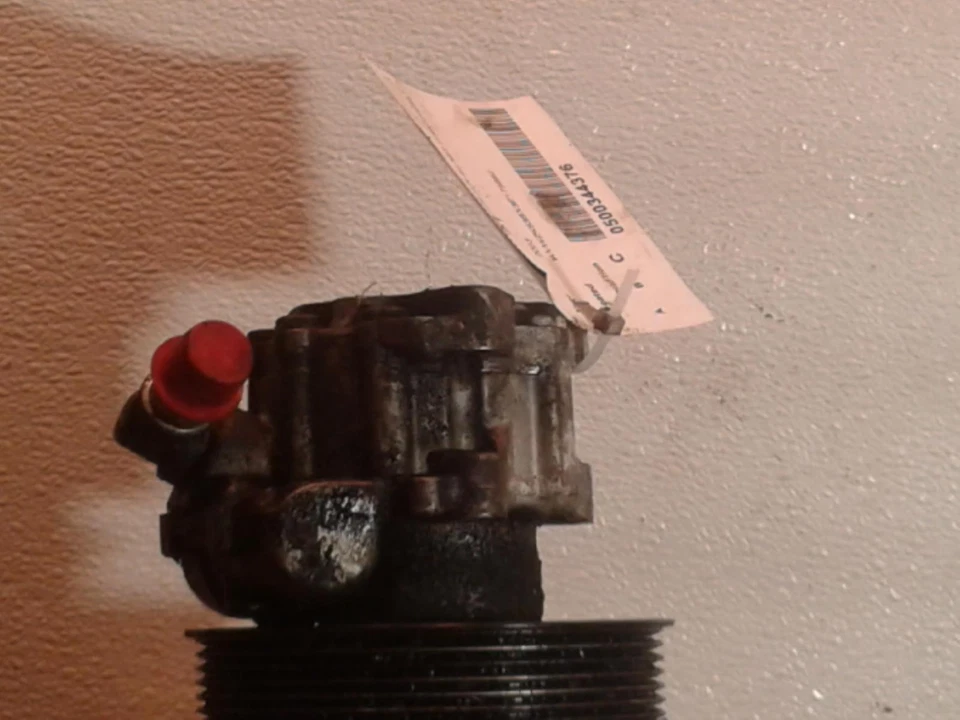 Б/у насос гидроусилителя руля подходит: 2003 Volkswagen Passat 2,7 л турбо класса C - Изображение 2 из 4