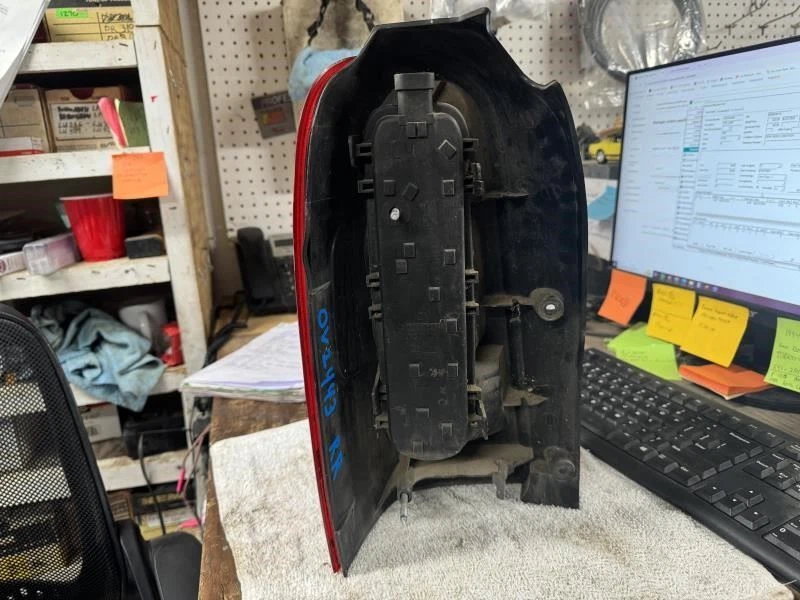 Lámpara de montaje de luz trasera derecha para pasajero Chevrolet Venture 1997-2005 OEM Foto 3 de 3