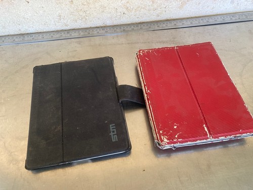 2 x Ipad 2 64GB WiFi + GSM GPS MC775X/A iPads 1 working 1 not - Picture 2 of 11