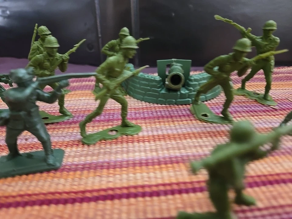 Vintage Lot of 6 MARX WWII American US Soldiers Green Army Men 12 peices big gun - Image 4 of 4