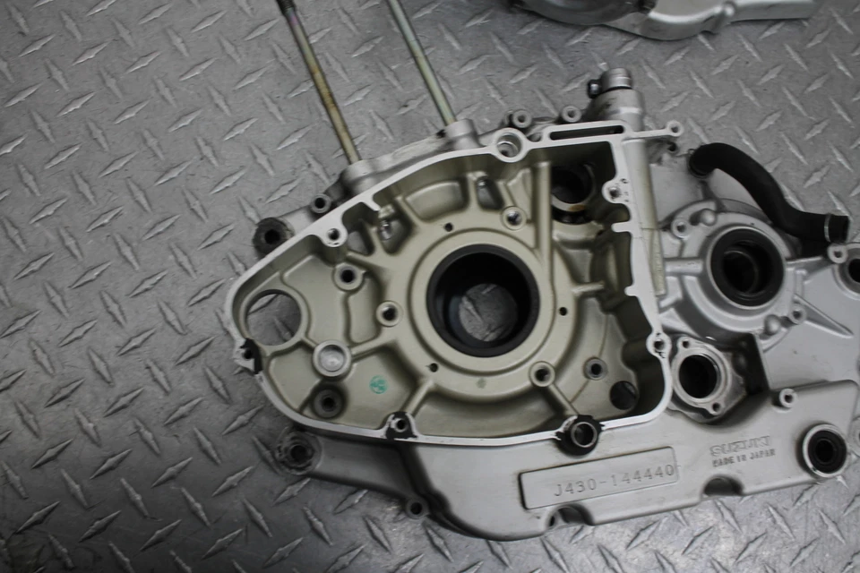 2007 铃木 GZ250 发动机电机曲柄箱块 — 第 3/4 张图片