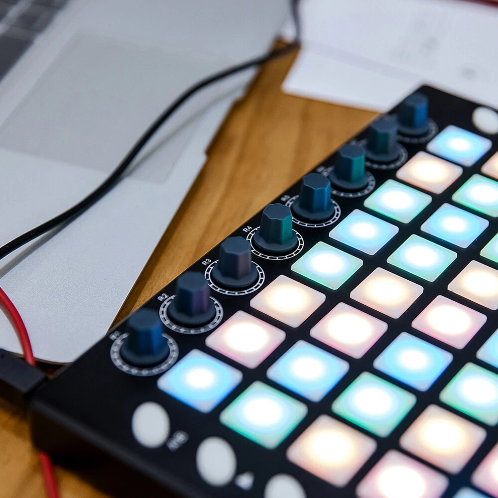 MIDI Drum Pad Controller 48 RGB Backlit Pads 8 Knobs 16 Buttons 8